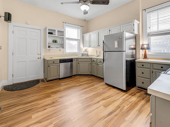 5th image of 163 W Bell Ct #1