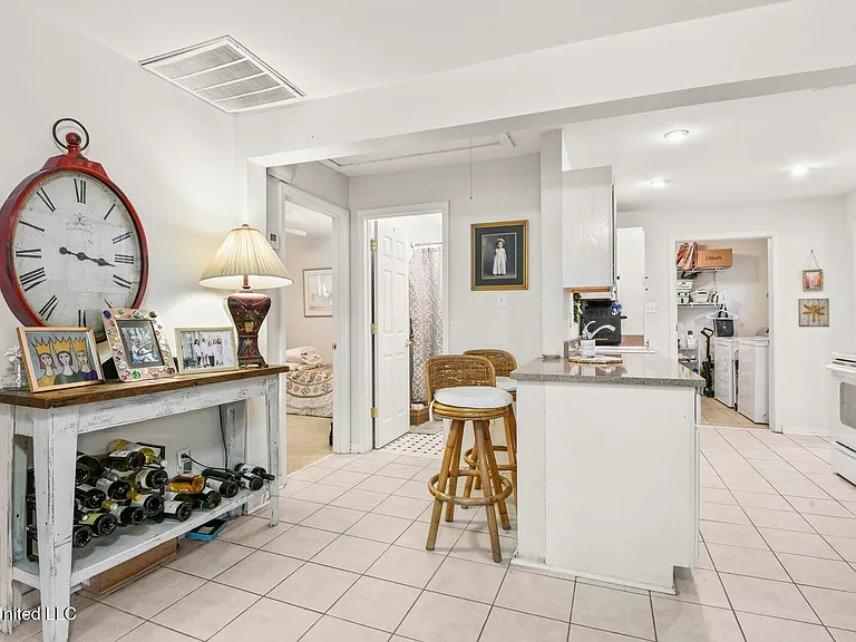 400 Ulman Ave — Photo 5