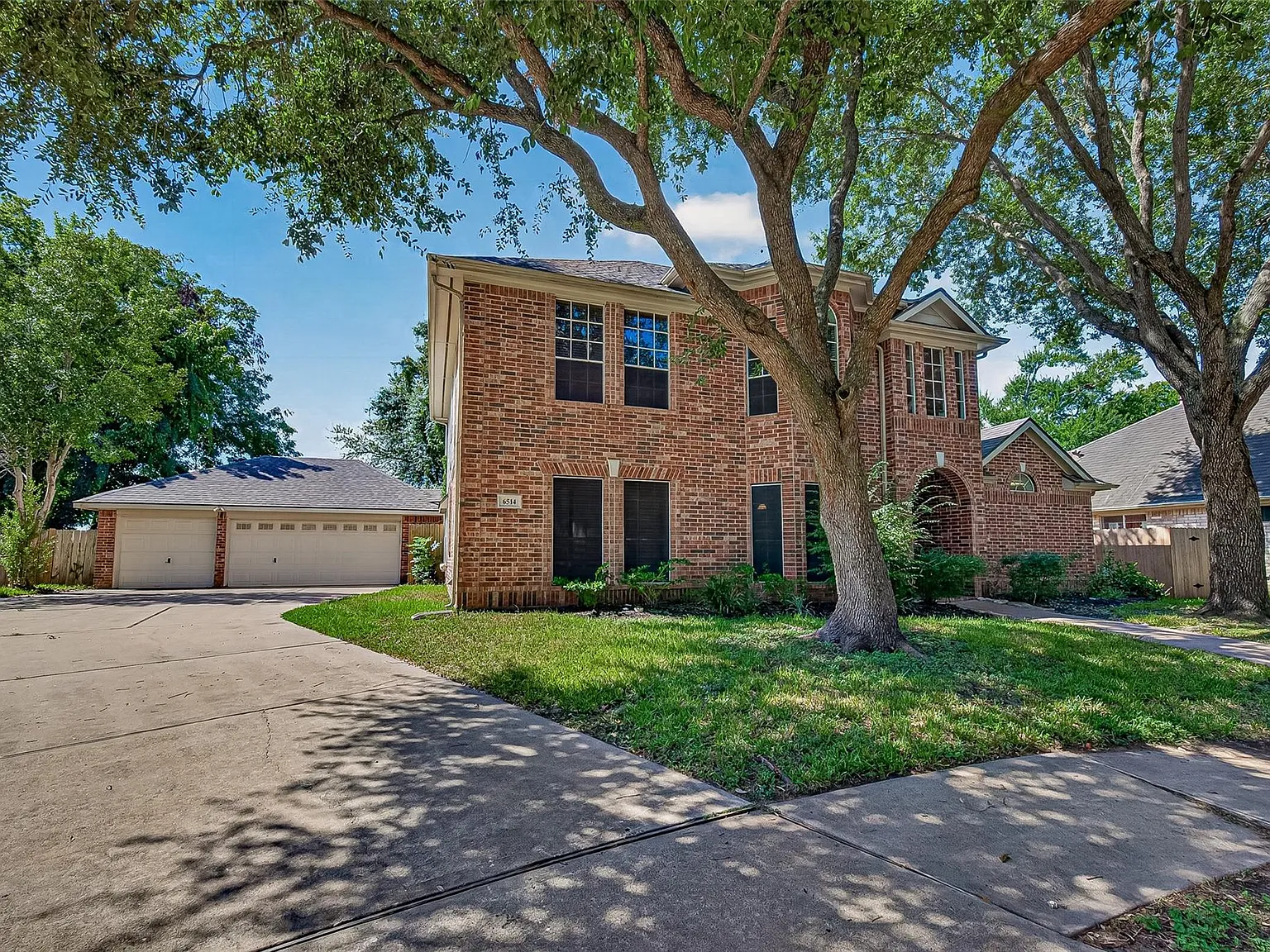 4 bed, 2.5 bath, 2704 sqft, $2,600 — Photo 2