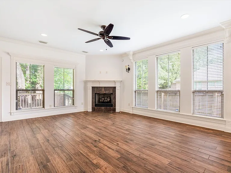1060 Linlen Ave — Photo 4