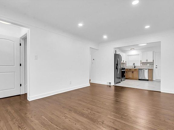 4th image of 20520 Vaughan St