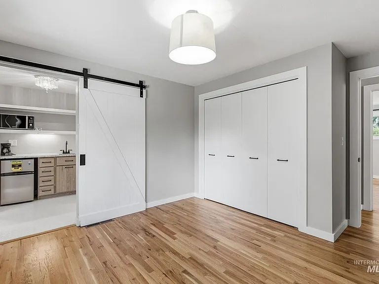 Sitting room to 2nd primary or can be a 4th bedroom