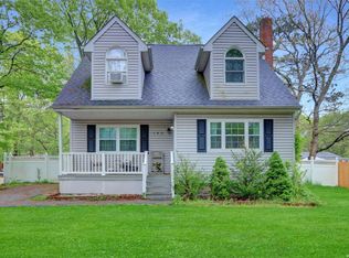 163 Hounslow Rd, Shirley, NY 11967