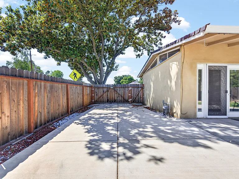 2203 Del Rio Dr — Photo 21