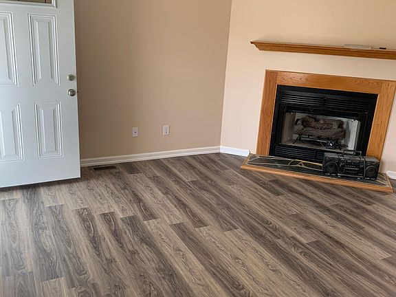 Living room w/gas logs