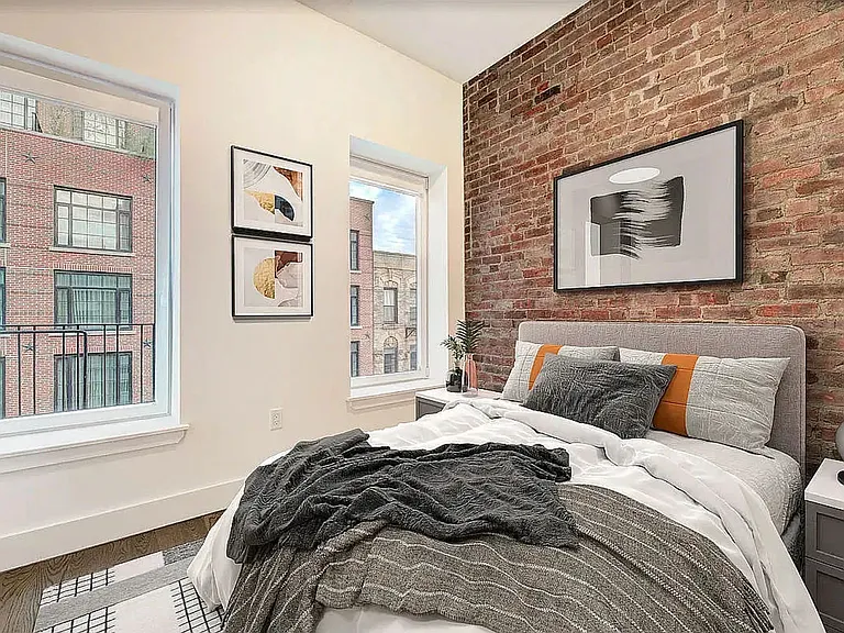 271 E 10th St #11 — Photo 1