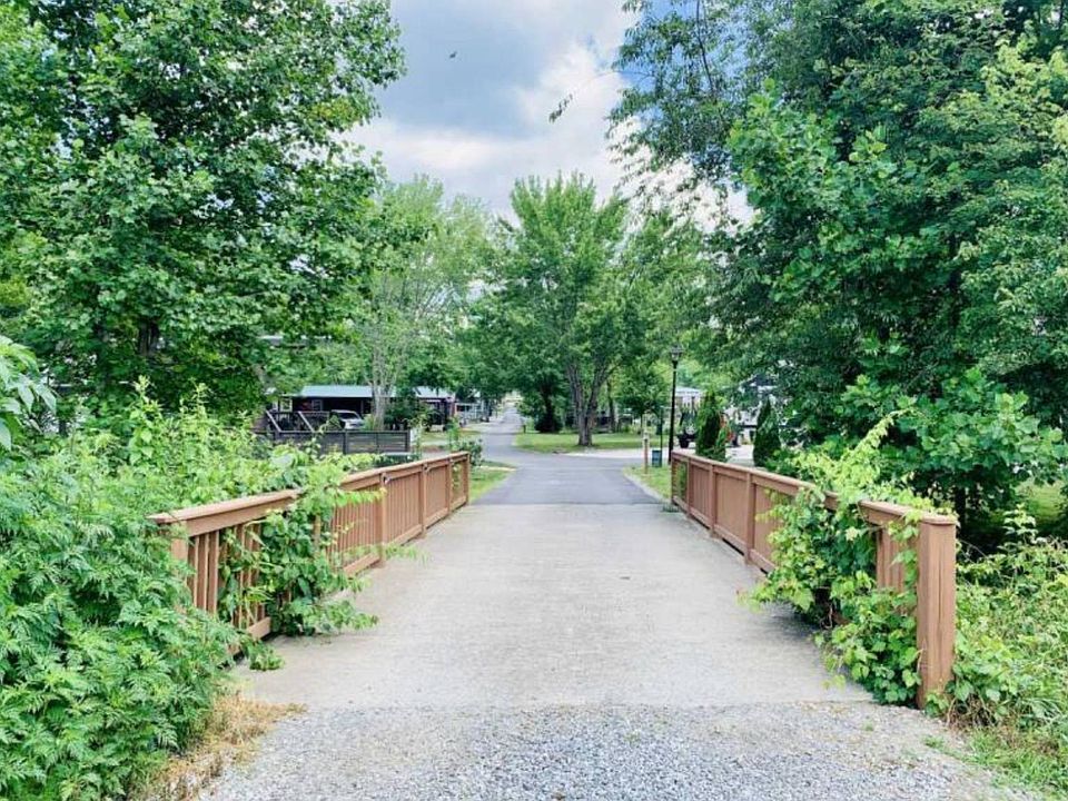 37th image of 181 Drifting Brook Ln