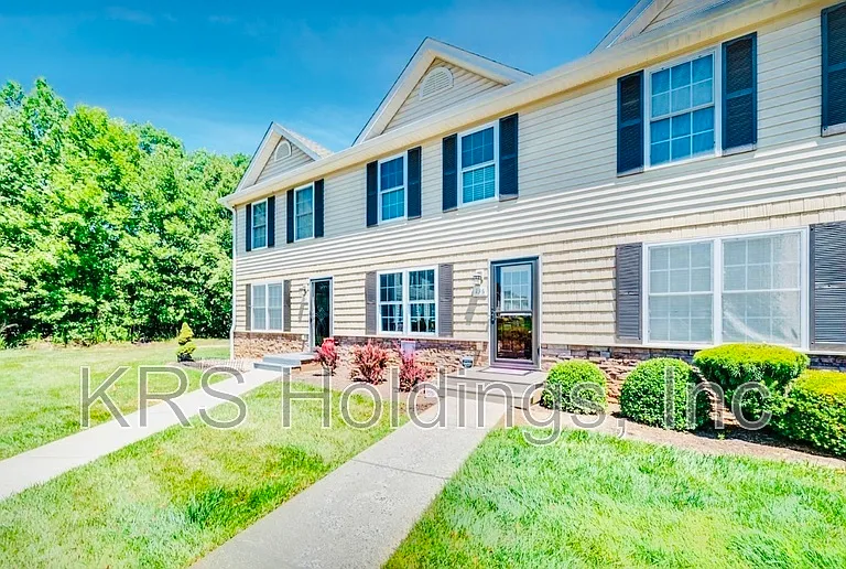 136 Old Tavern Cir — Photo 1