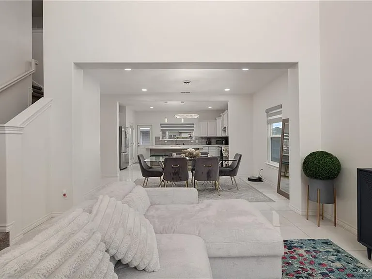405 Olympic St — Photo 3