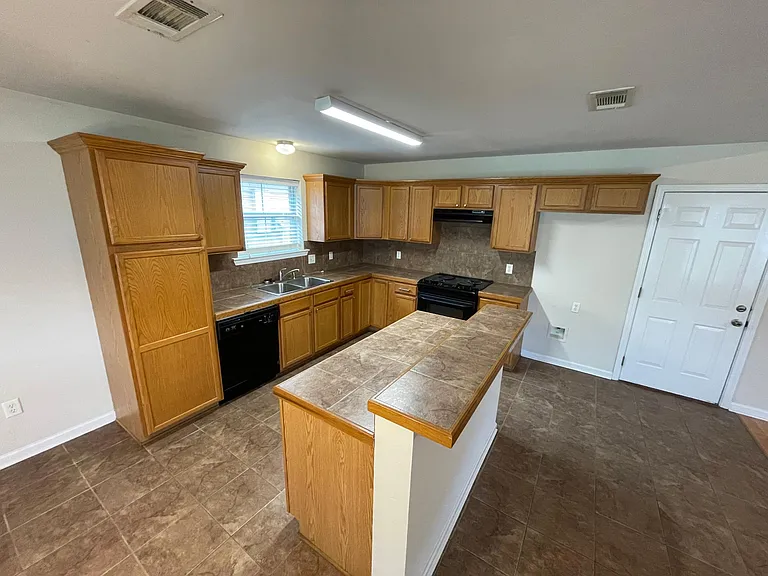 11327 Hampton Ct — Photo 5