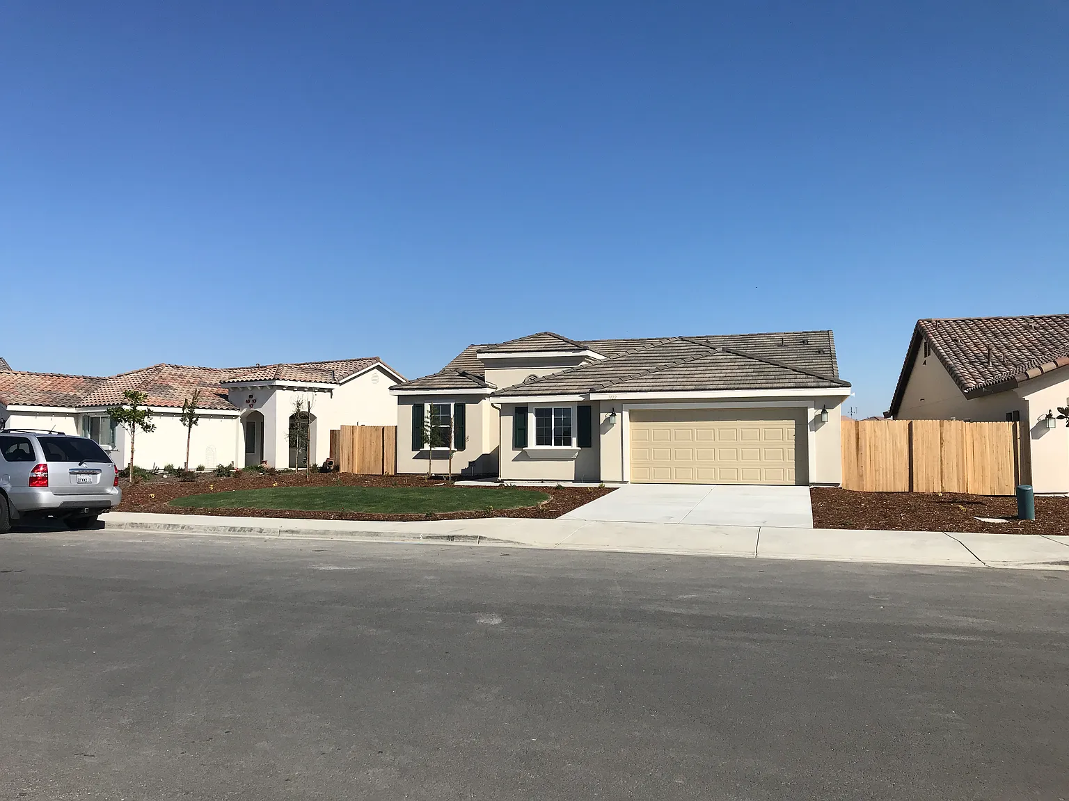 5 bed, 2406 sqft, $700 — Photo 4