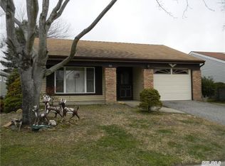 392 Kingston Dr, Ridge, NY 11961