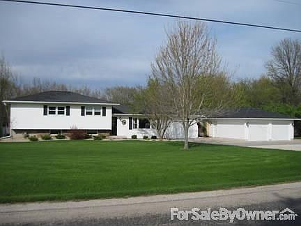 Front view of Home : Can see the arrangement of the attached and unattached garage.