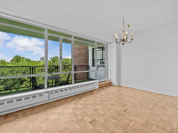 2727 Palisade Avenue image 4 of 22