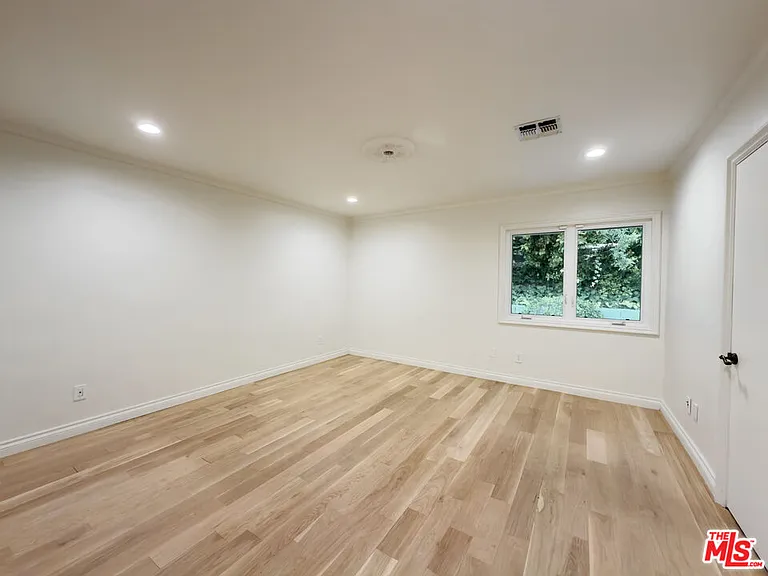 1094 Garden Ln — Photo 11