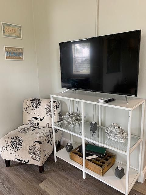 Unit 1A - Coastal decor with new 43 in. Roku-enabled smart TV. Spectrum cable and high-speed wifi included.