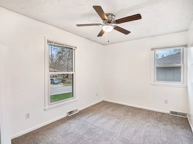 1208 S Mayview Ave — Photo 6