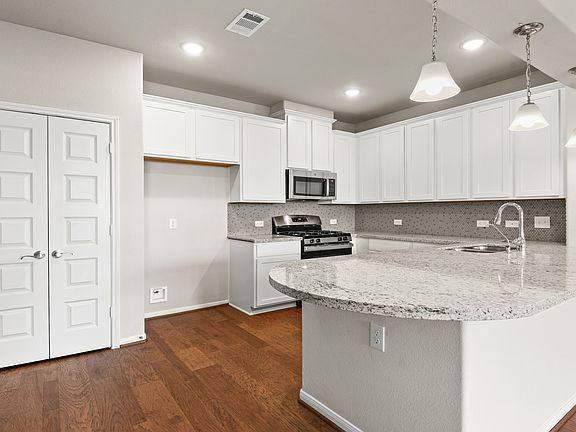 Peninsula island w pendant lights