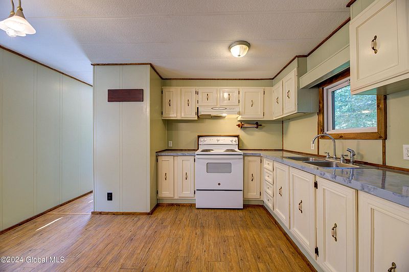 4th image of 165 Hoesville Road