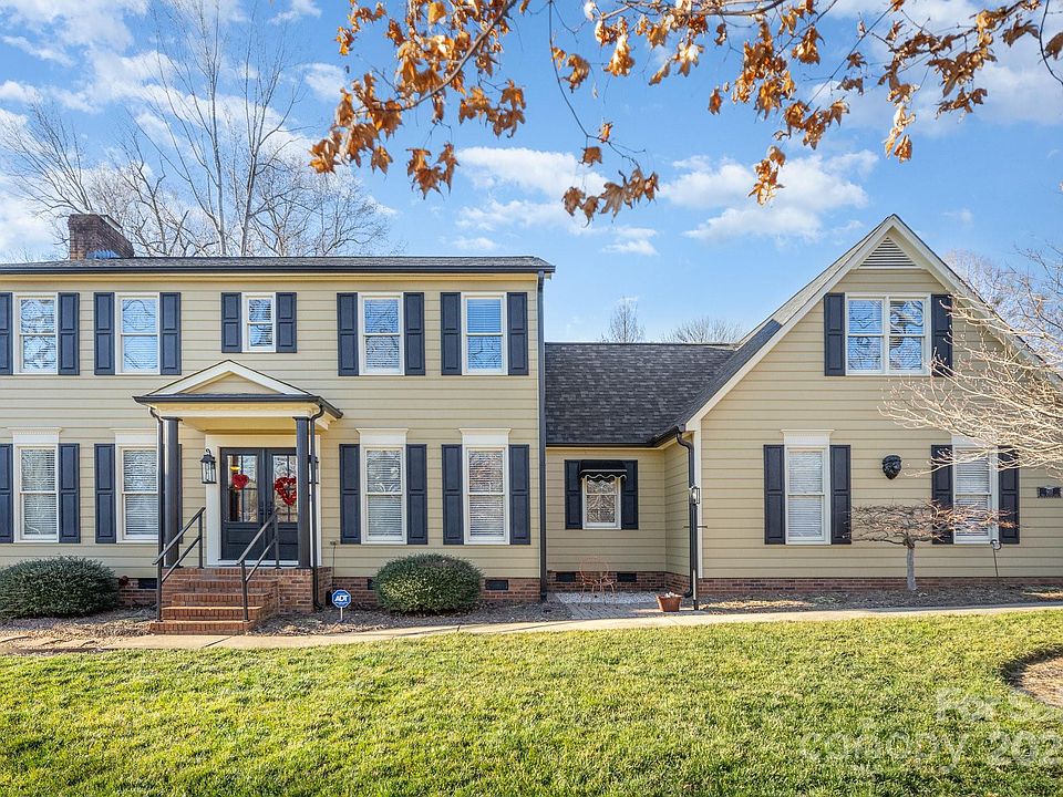 1st image of 907 Paul Revere Ln