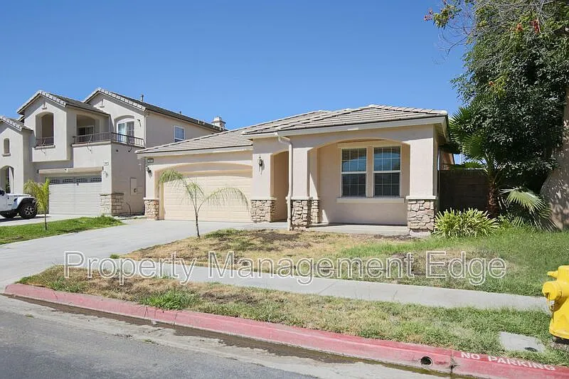 3 bed, 2.0 bath, 1888 sqft, $2,700 — Photo 2