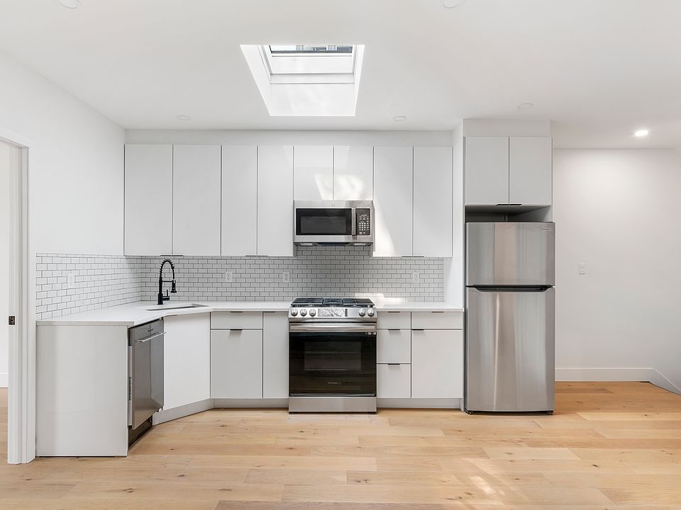 1st image of 366 Columbia St Floor 3