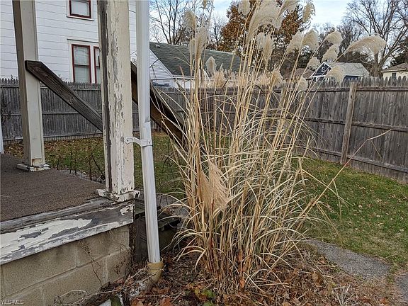 5th image of 2819 Vincent St