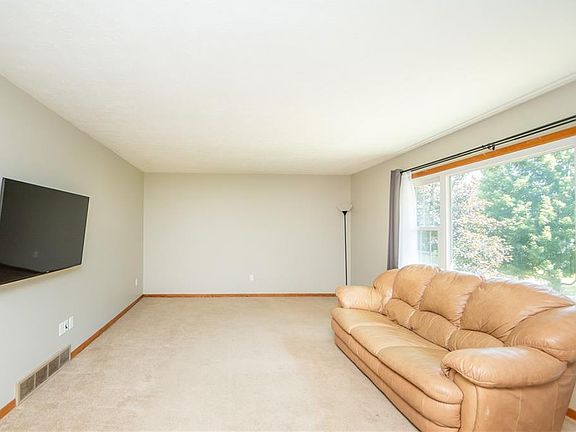 5th image of 238 Baird Ave