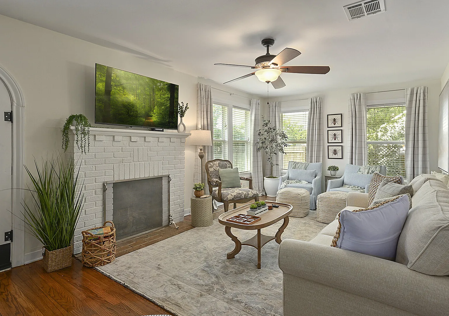 Whimsical Bluebird Cottage, Central Location Large Patio with Hot Tub — Photo 3