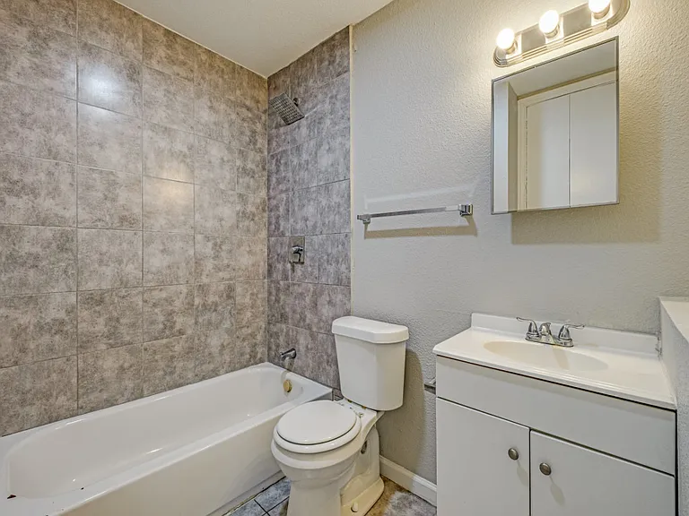 2408 Jennings Ave — Photo 8