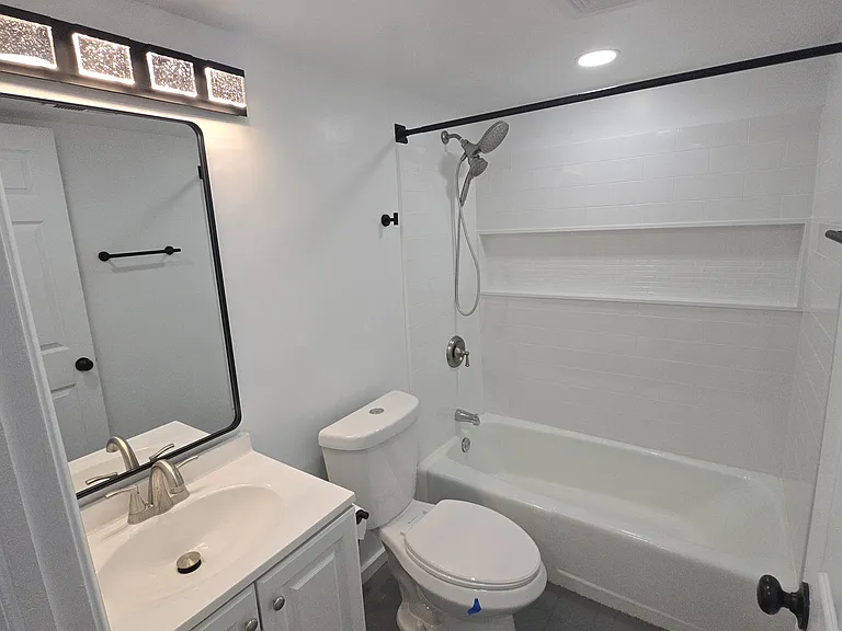 Hall/Guest bathroom