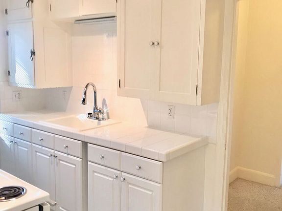 5th image of 236 SE 32nd Ave #206