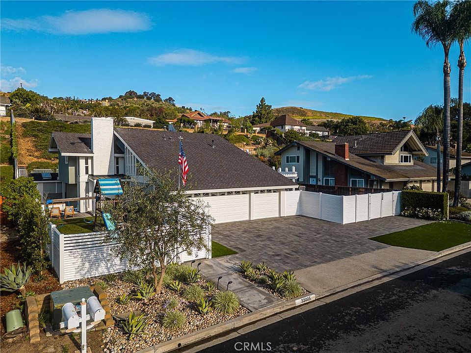 1st image of 32005 Avenida Evita