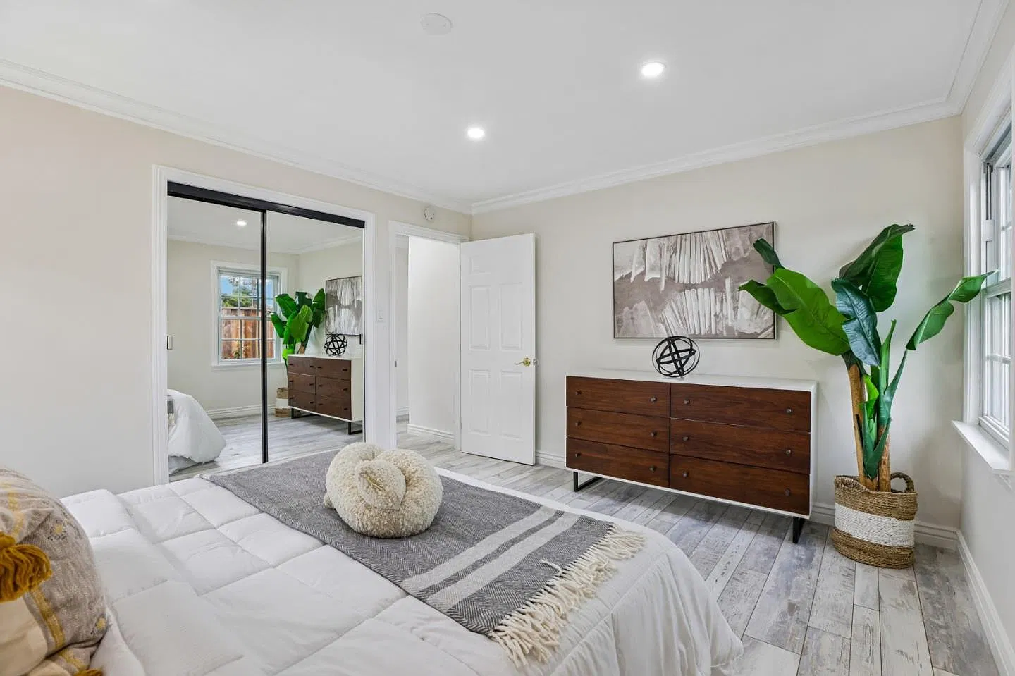 3 bed, 1197 sqft, $4,100 — Photo 3