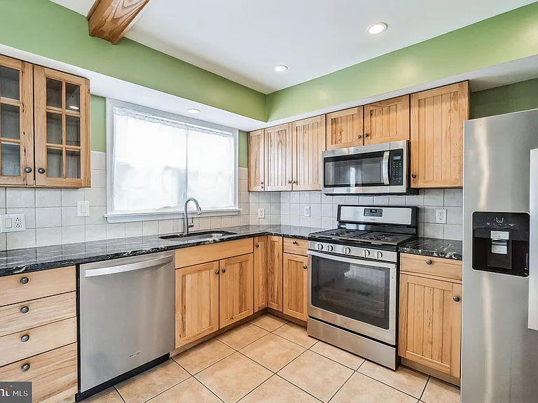 3631 Winona St — Photo 7