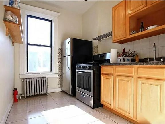 5th image of 1595 Union St