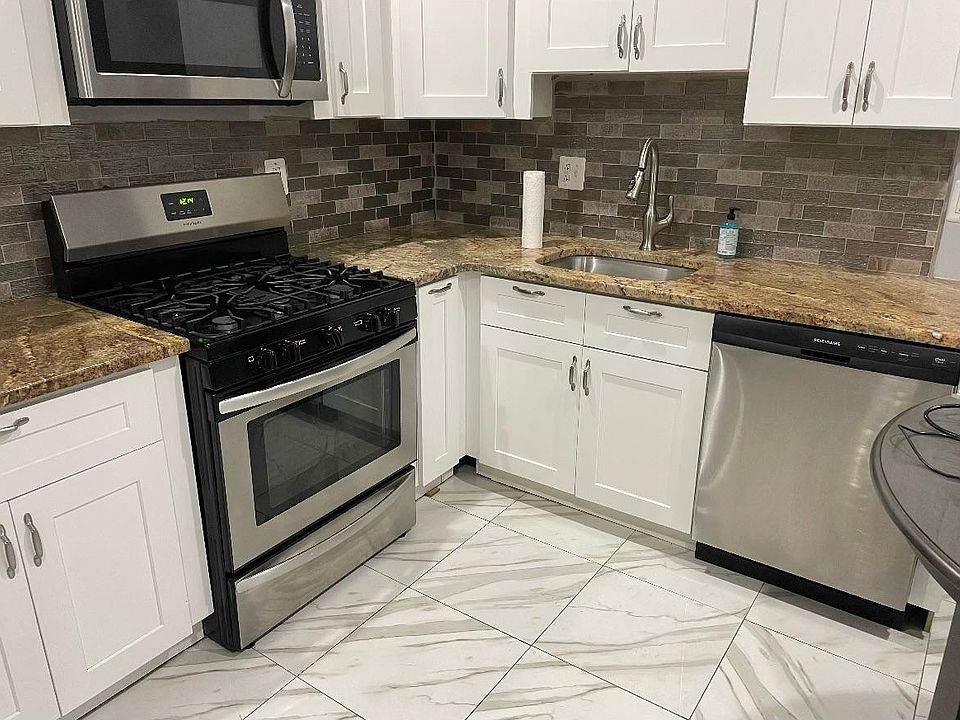 2nd image of 3022 W Oxford St