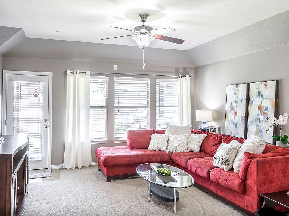 Living room w/ high ceilings