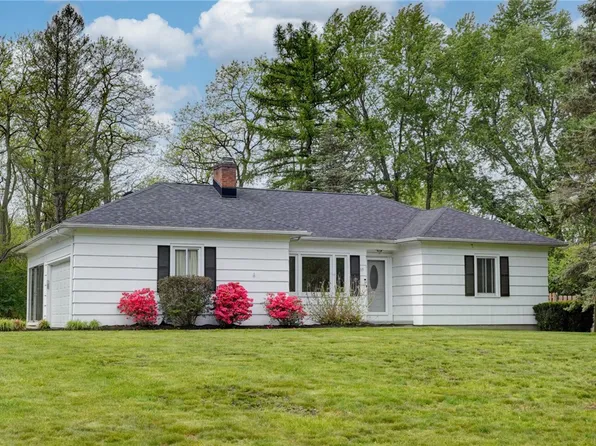 15 Lochnavar Pkwy, Pittsford, NY 14534
