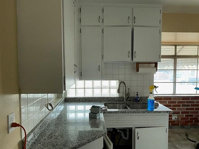 1st image of 2035 Roslyn St
