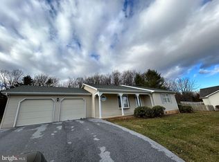 218 Dartmouth Ln, Falling Waters, WV 25419