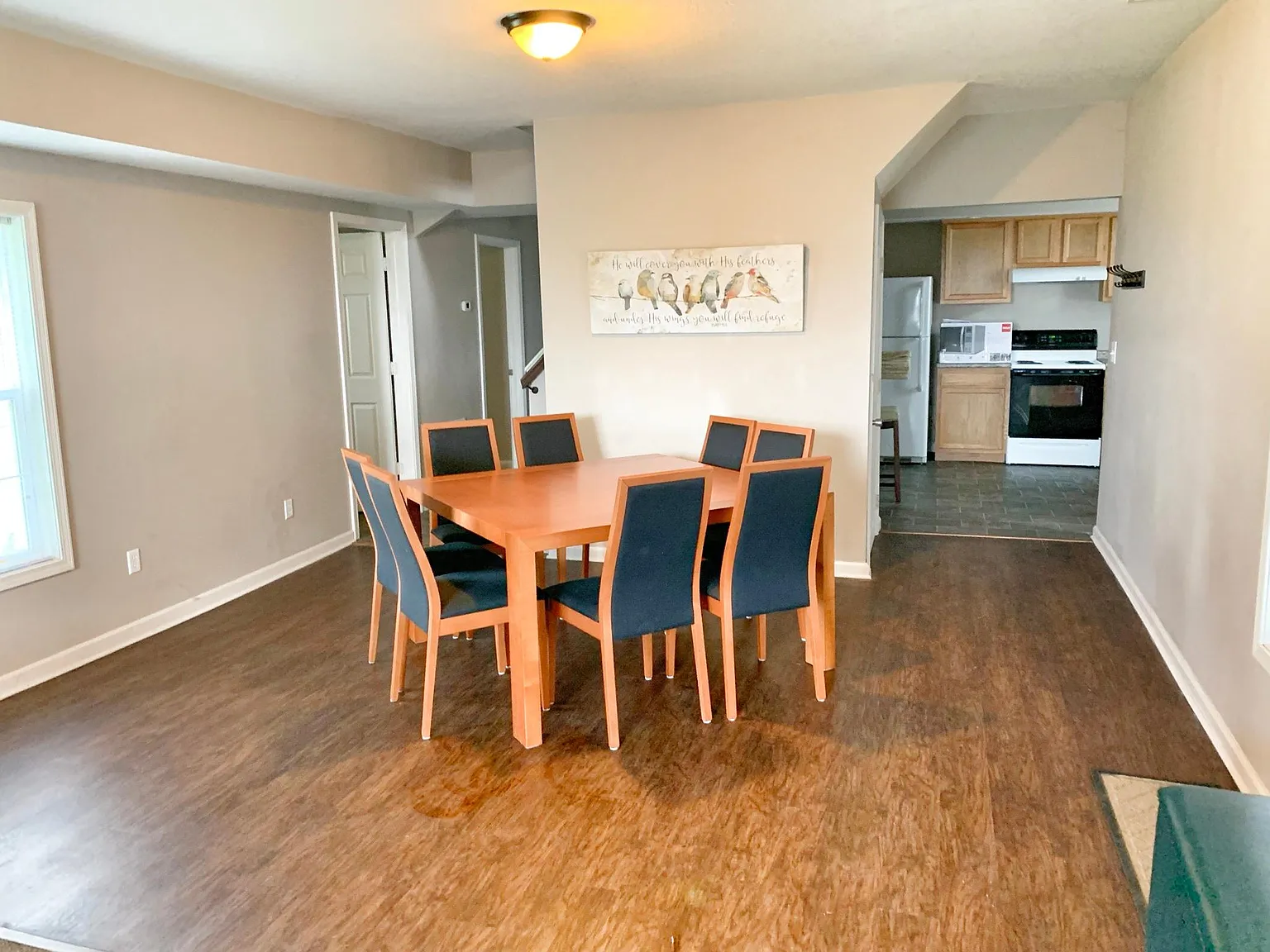 5 bed, 2500 sqft, $2,300 — Photo 4