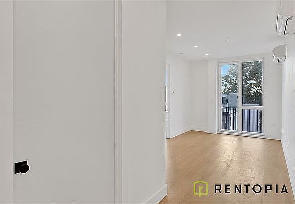 4th image of 426 Tompkins Ave #6D