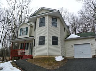 226 Bellingham Dr, Bushkill, PA 18324