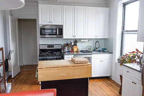 Rented by Metropolitan Equities | media 6
