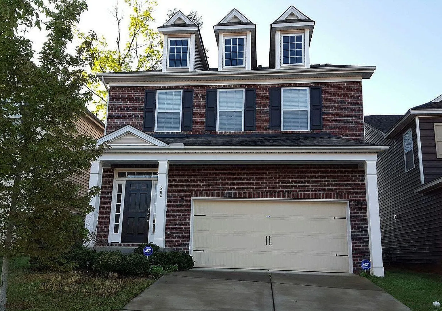 4Bed/2.5Bath 26700 sq ft home located in Wellesley — Photo 1