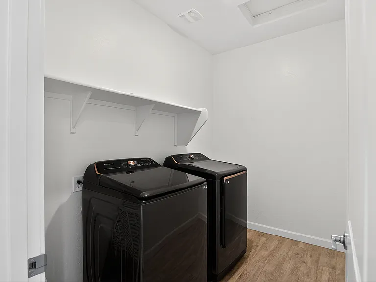 10526 S 56th Ln — Photo 5