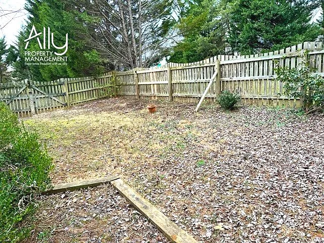 1003 Wintergreen Ln — Photo 10