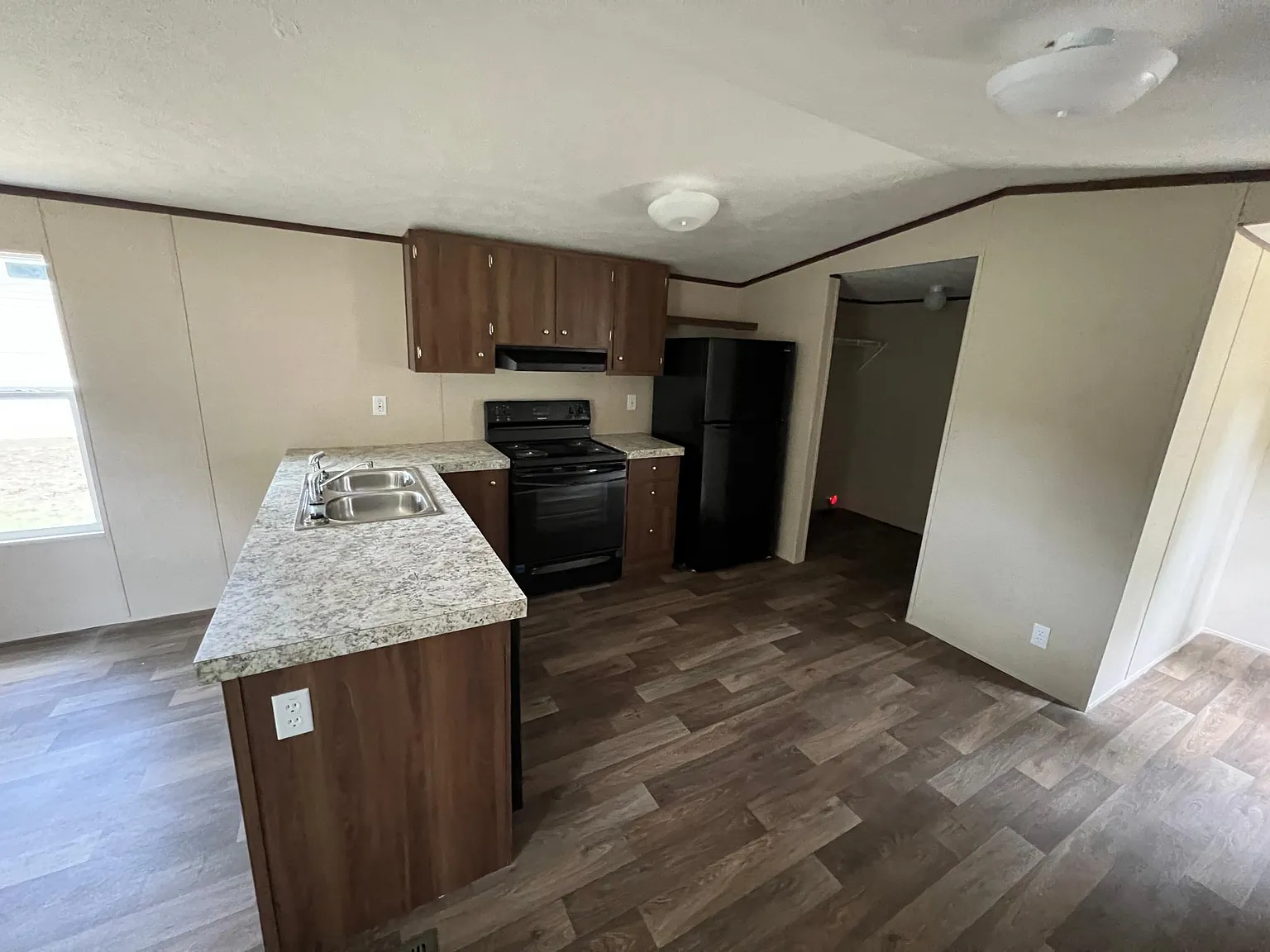 2 bed, $1,100 — Photo 2