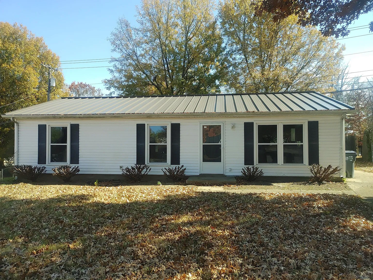 3 bed, 1.5 bath, 1144 sqft, $1,600 — Photo 1